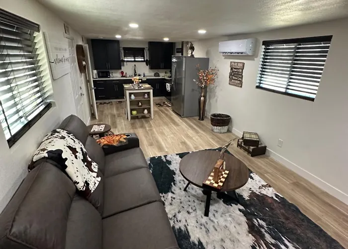 Historical Downtown Getaway With Two Master Bedrooms! Great For Two Couples Or Coworkers *