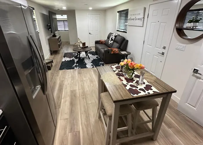 Historical Downtown Getaway With Two Master Bedrooms! Great For Two Couples Or Coworkers Holiday home