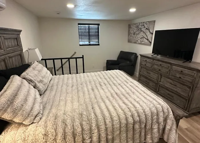Historical Downtown Getaway With Two Master Bedrooms! Great For Two Couples Or Coworkers * Kingman