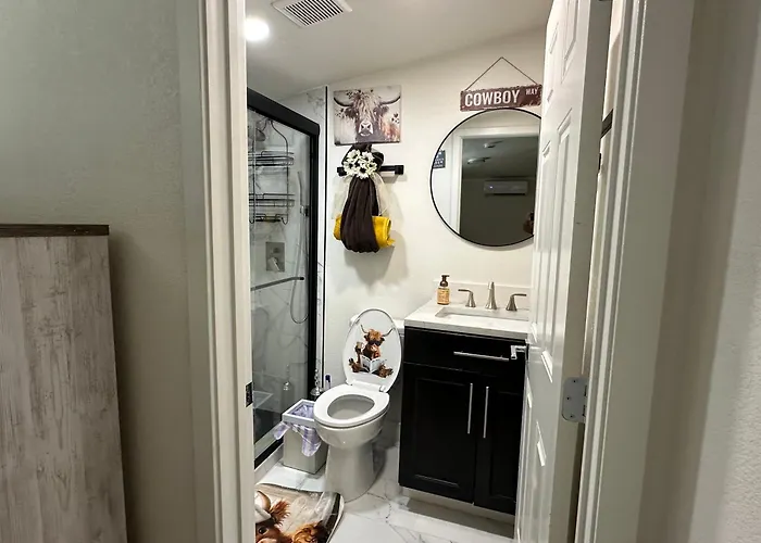 Historical Downtown Getaway With Two Master Bedrooms! Great For Two Couples Or Coworkers Holiday home