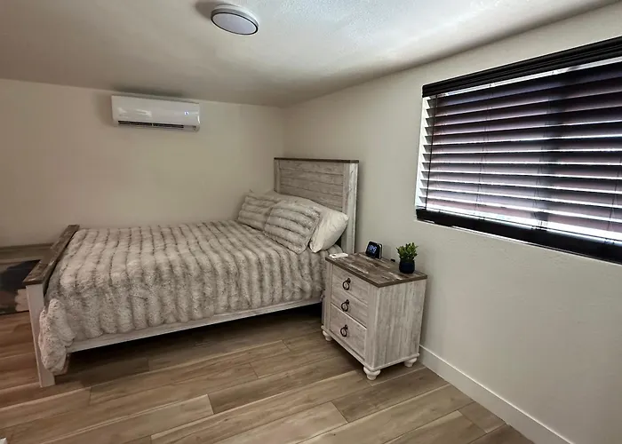 Historical Downtown Getaway With Two Master Bedrooms! Great For Two Couples Or Coworkers Holiday home Kingman