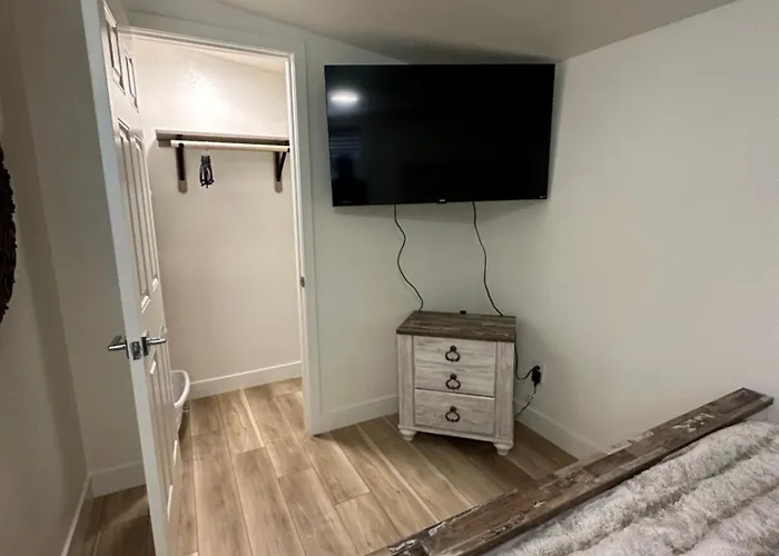 Historical Downtown Getaway With Two Master Bedrooms! Great For Two Couples Or Coworkers *