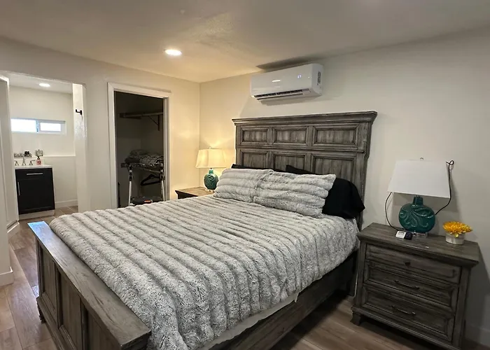 Historical Downtown Getaway With Two Master Bedrooms! Great For Two Couples Or Coworkers *