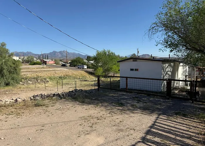 Historical Downtown Getaway With Two Master Bedrooms! Great For Two Couples Or Coworkers * Kingman